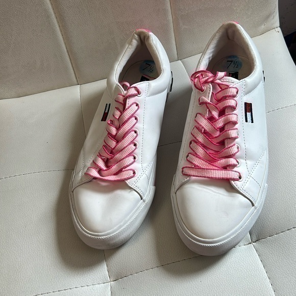 Tommy Hilfiger barely used women’s size 7 1/2 sneaker